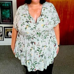 Bloomchic 28X, 5X, 5 green floral zip neck peplum top.